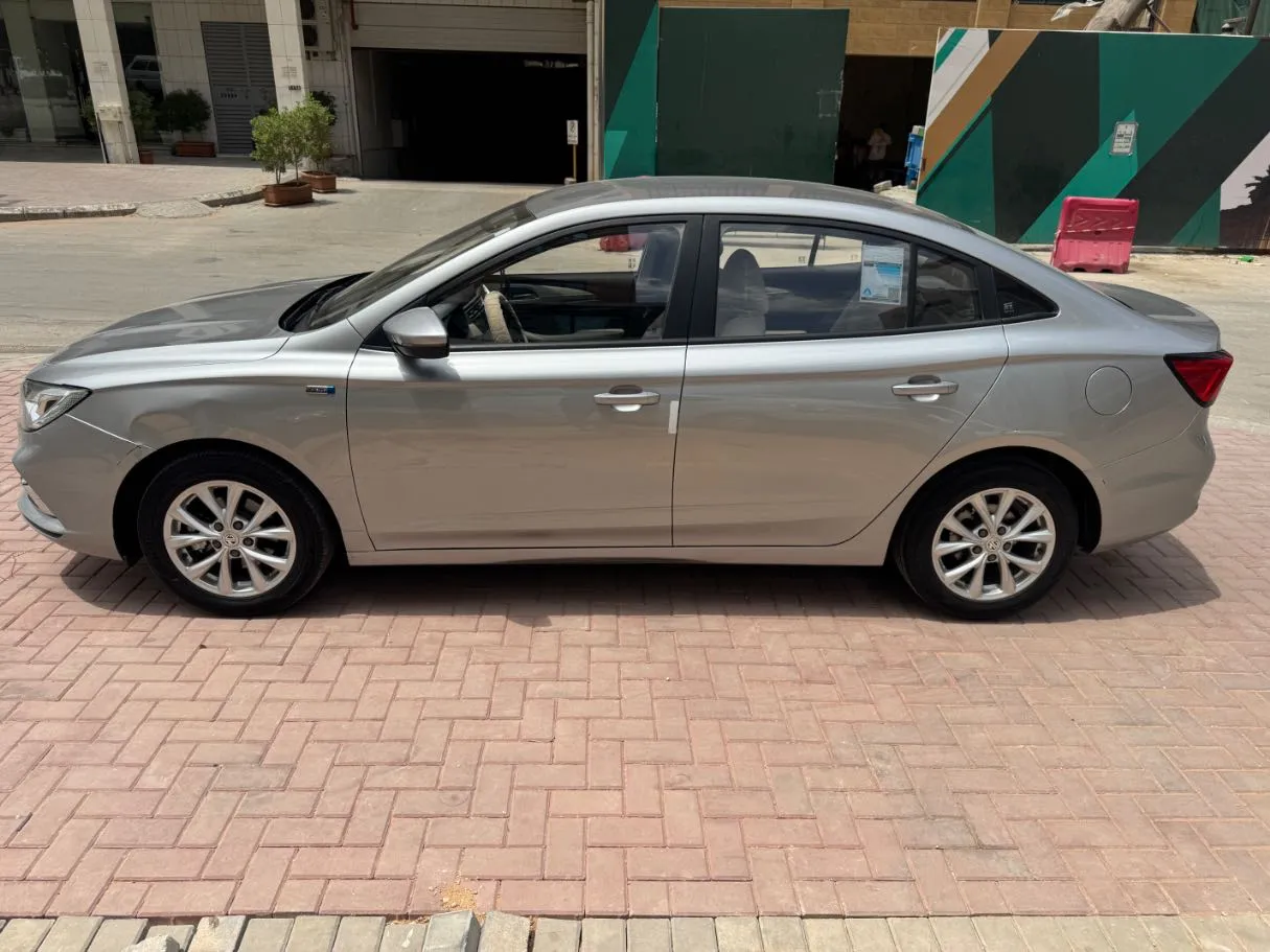 Car image 8