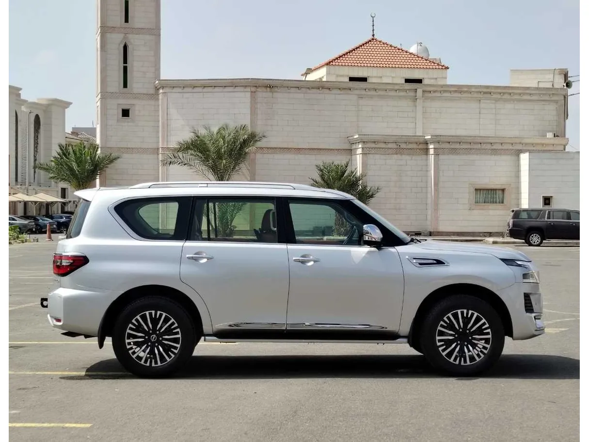 Car image 4