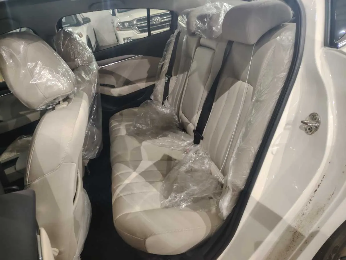 Car image 18
