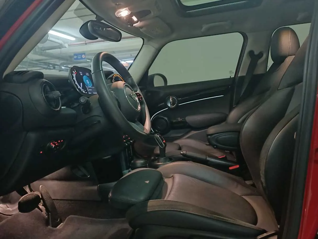 Car image 12