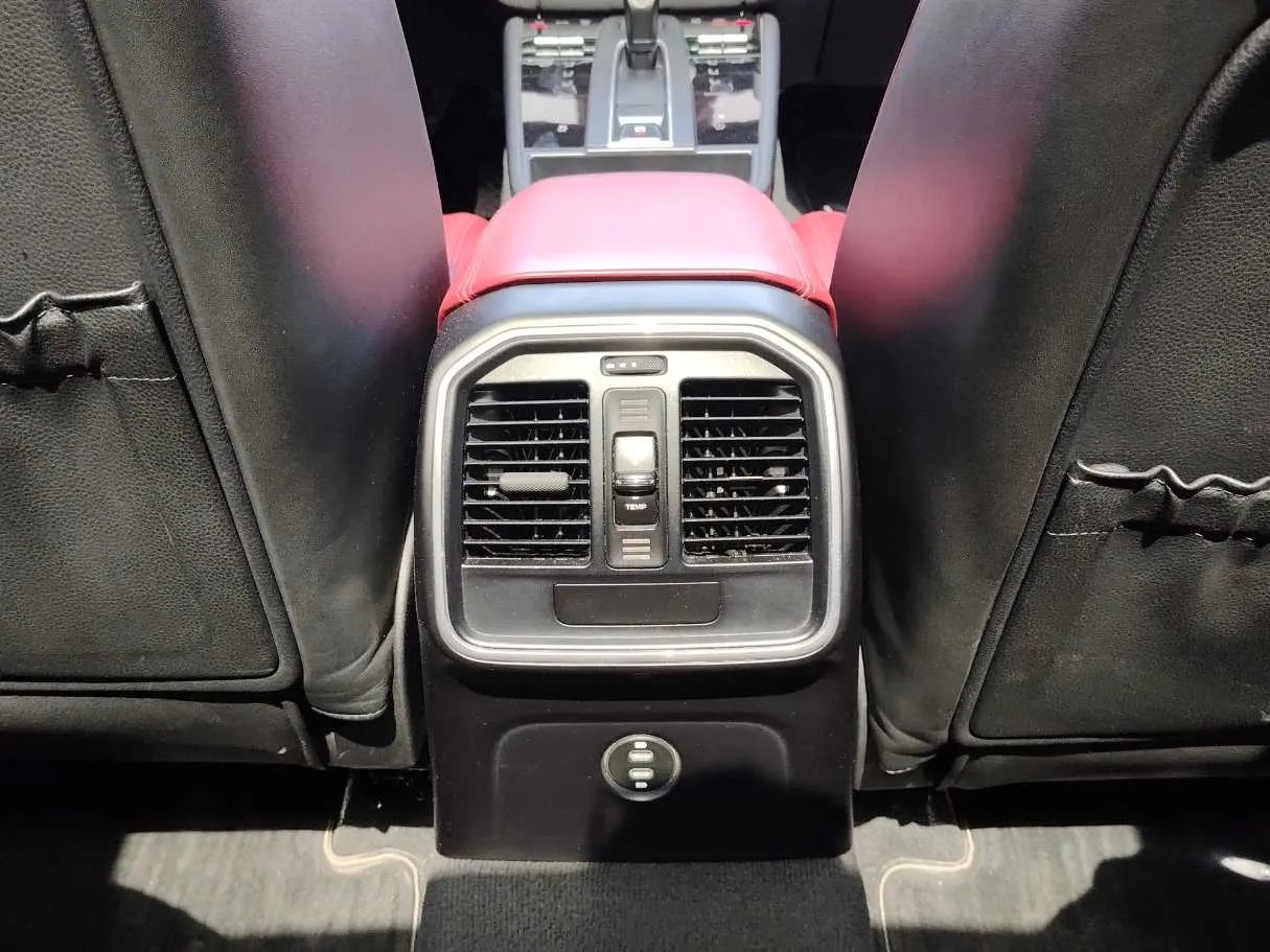 Car image 30