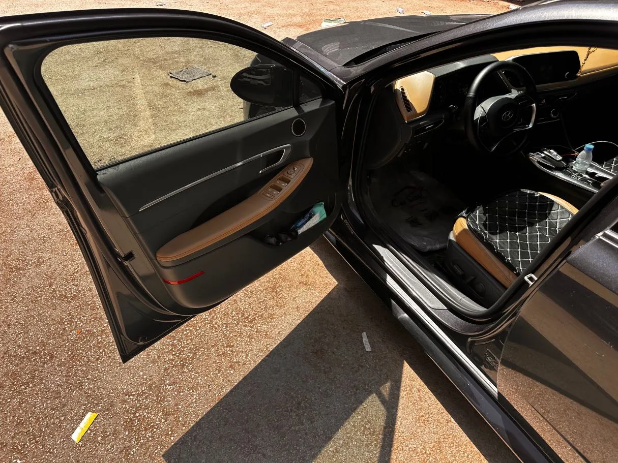 Car image 11