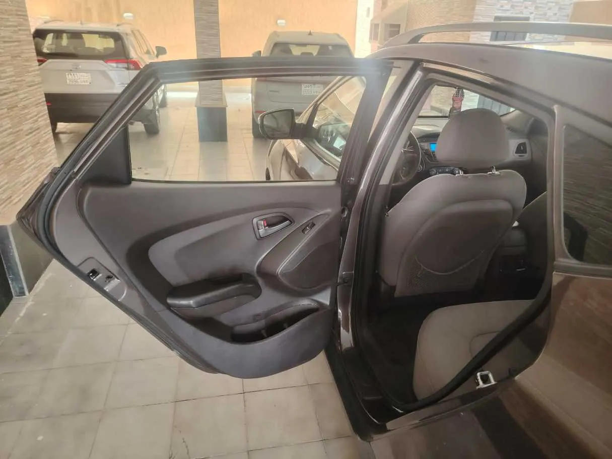 Car image 15