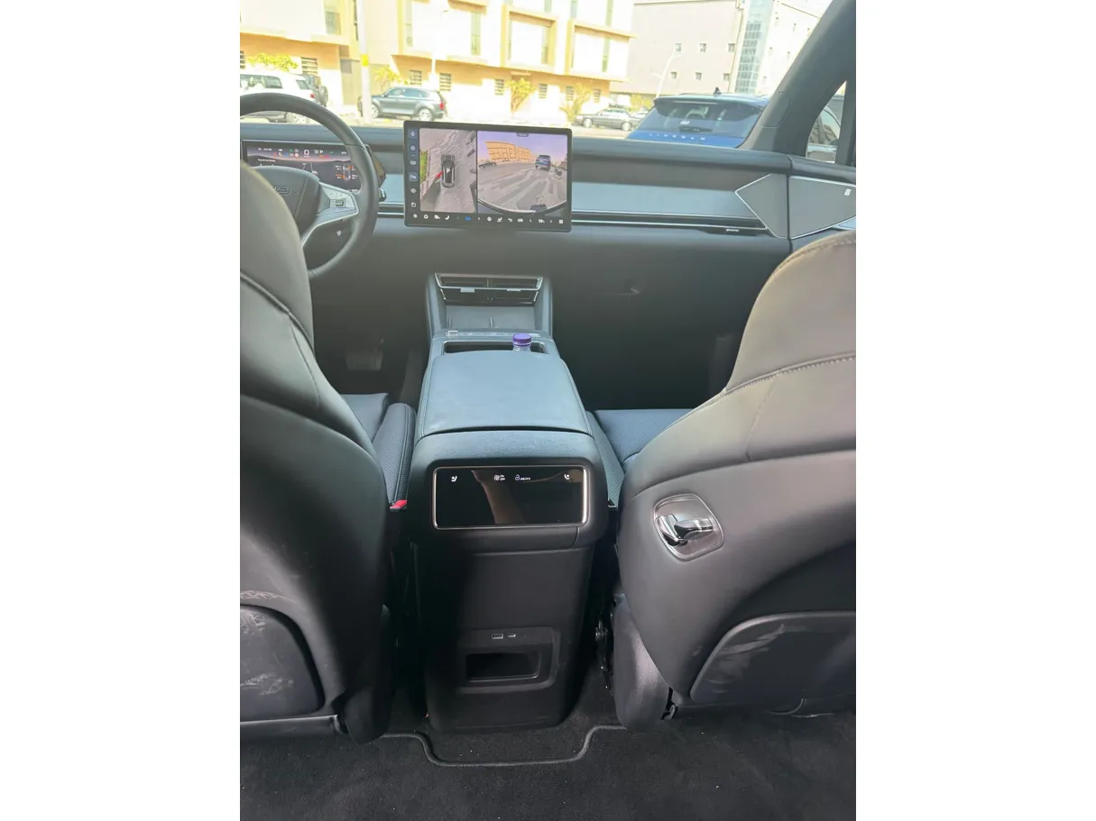 Car image 19