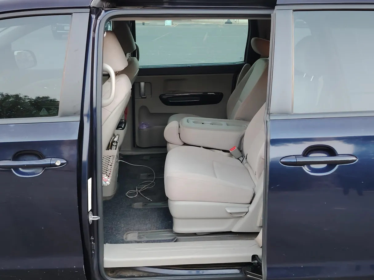 Car image 14