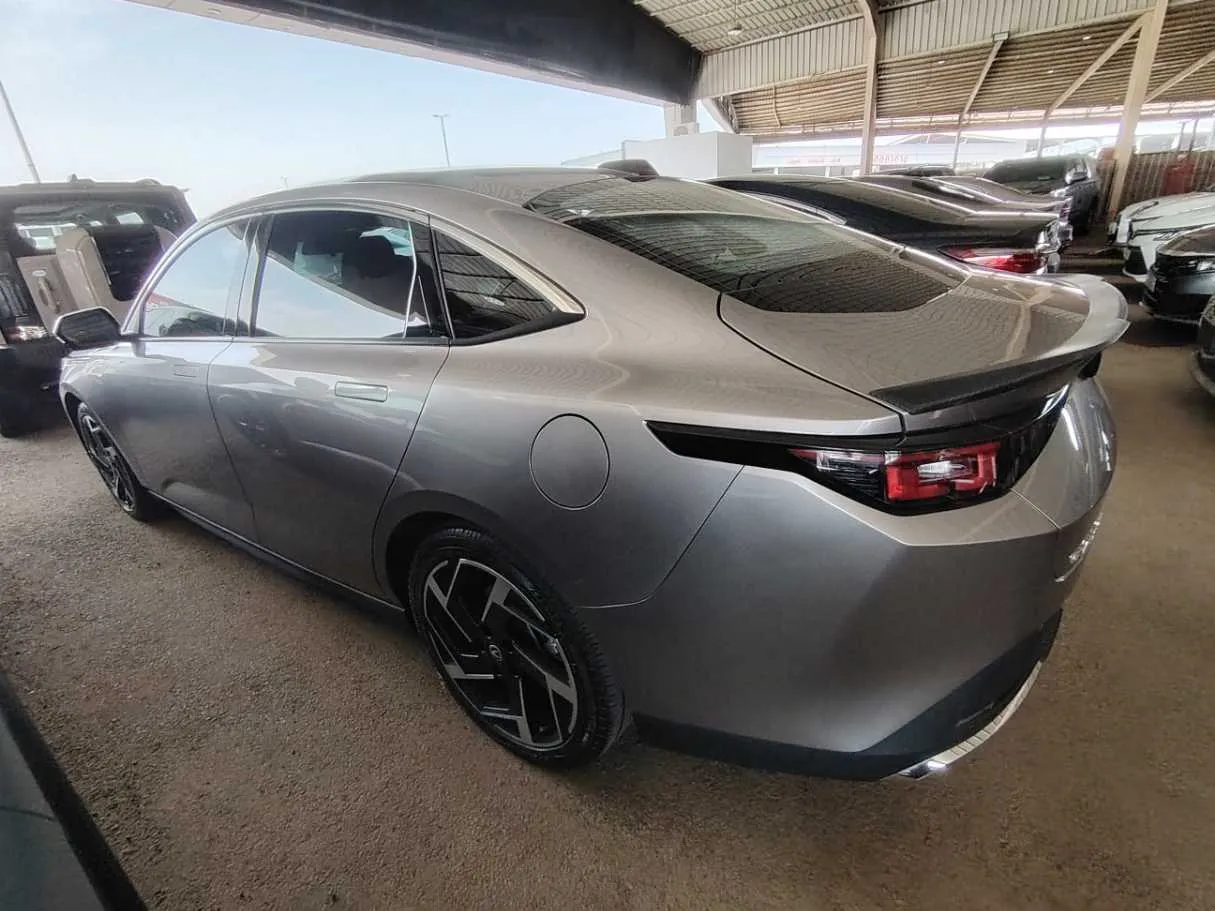 Car image 8