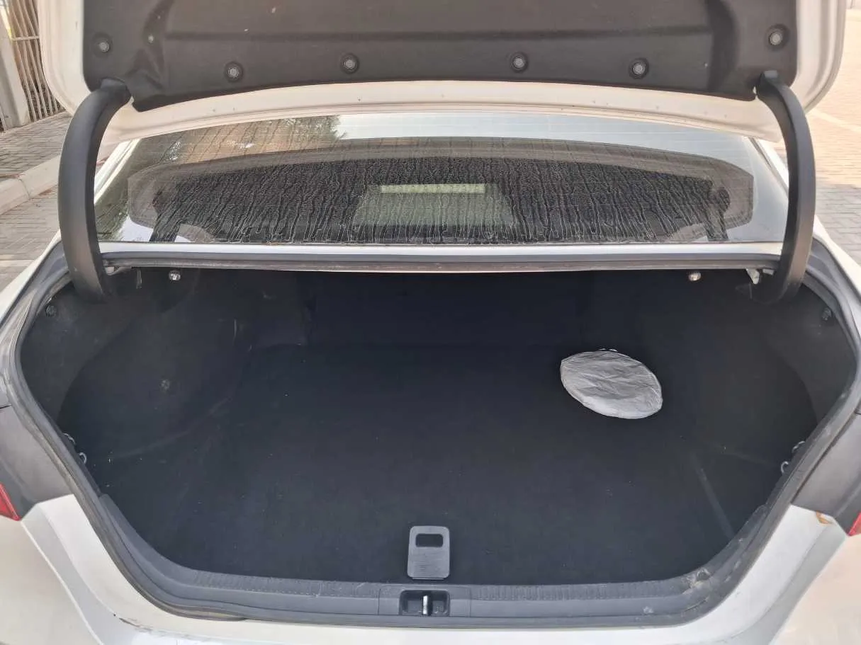 Car image 19