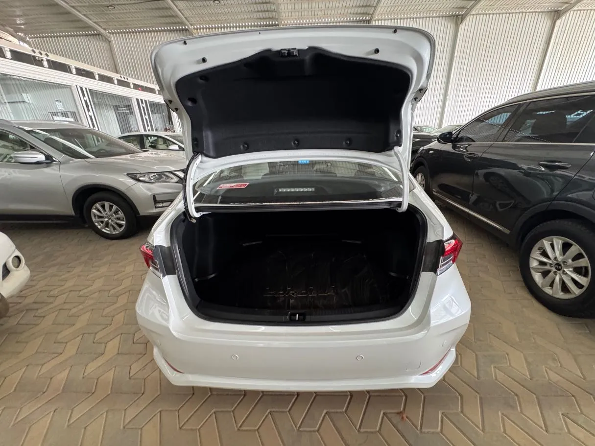 Car image 18