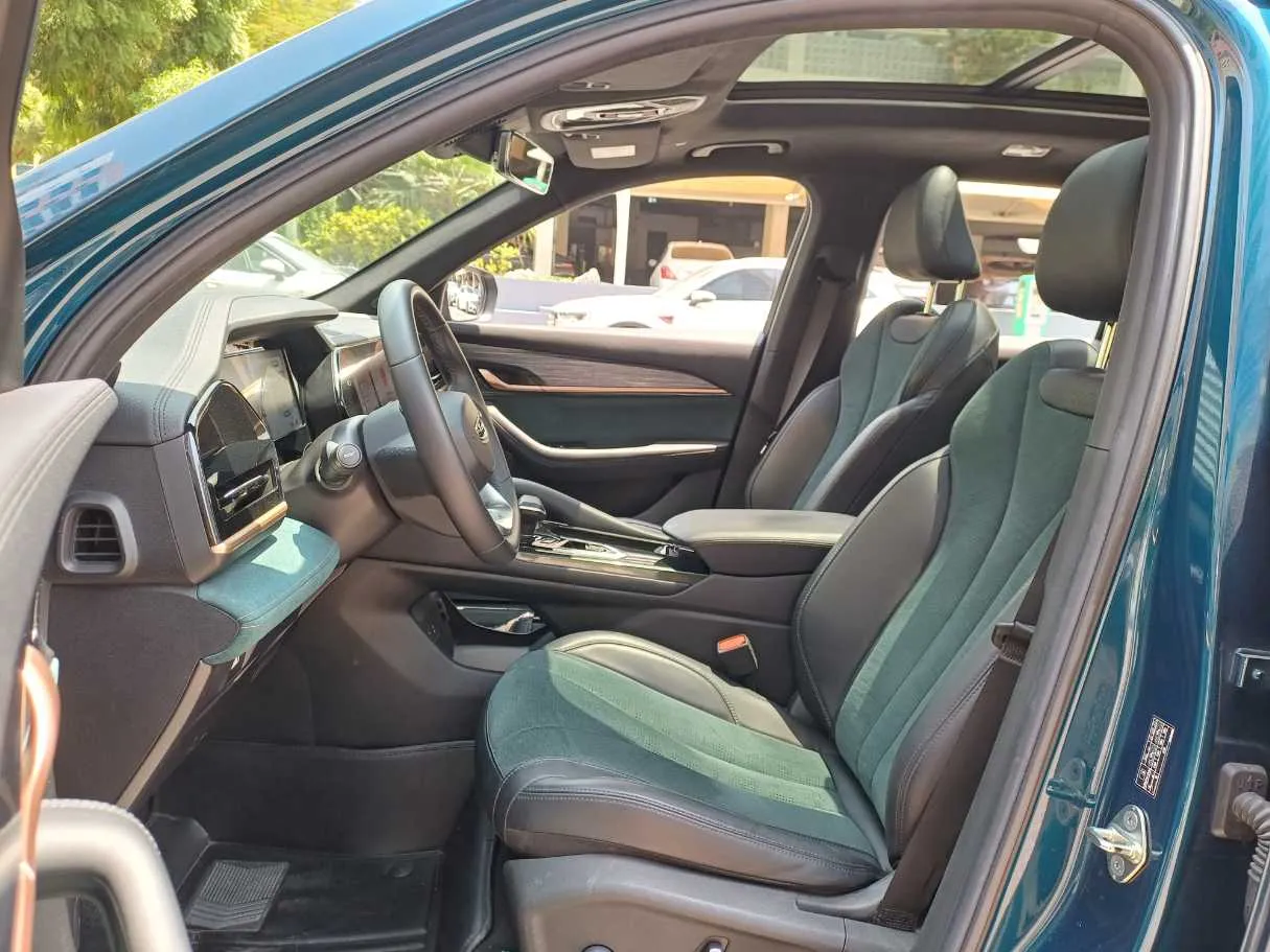 Car image 12