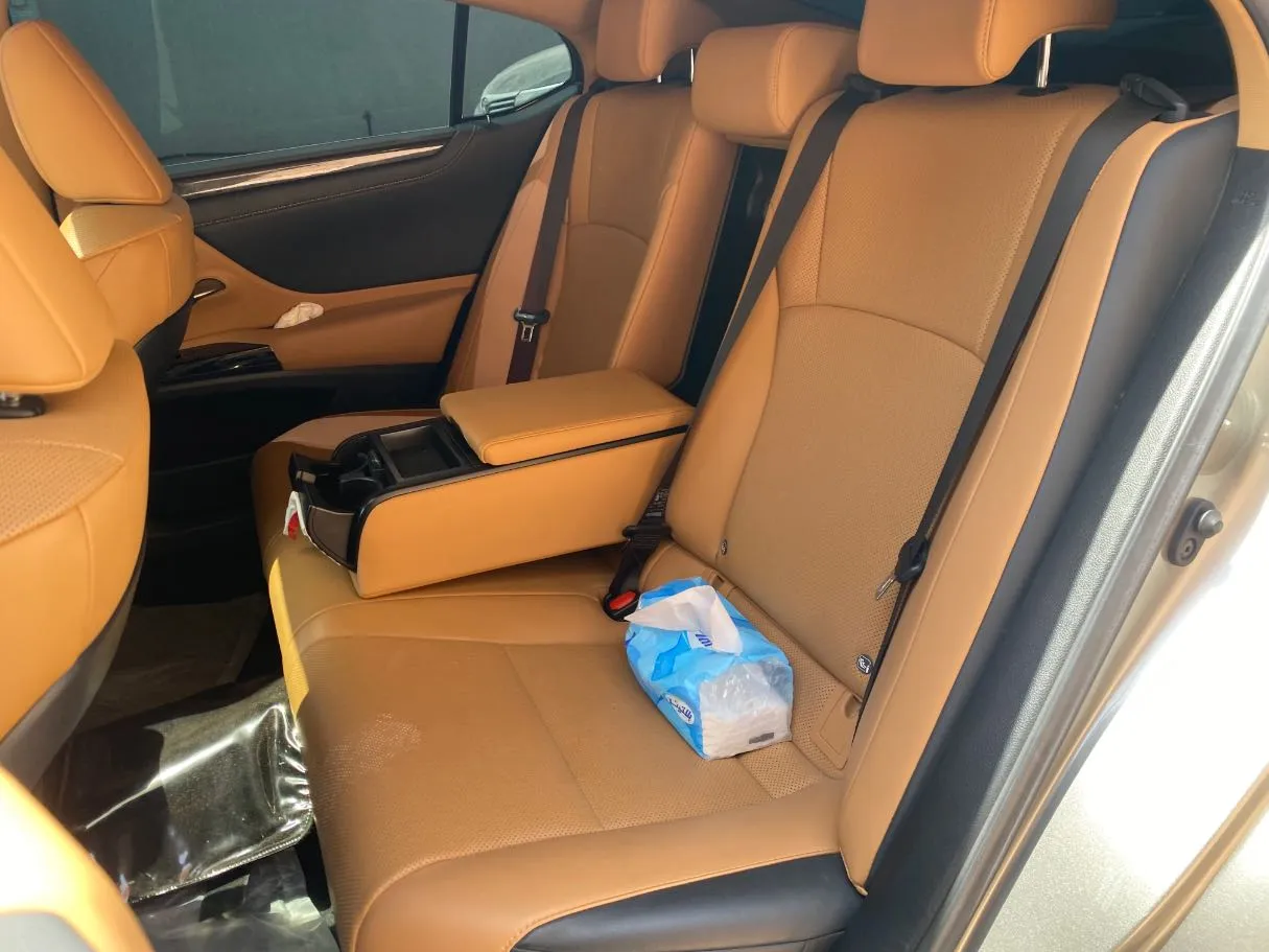 Car image 13