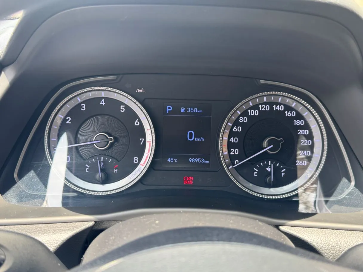 Car image 18