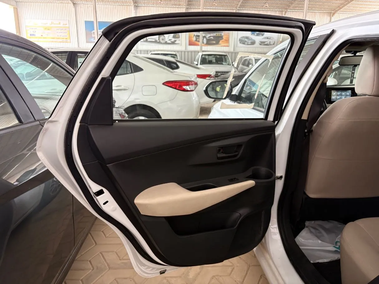 Car image 15