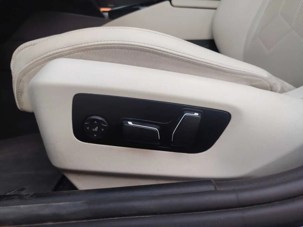 Car image 30