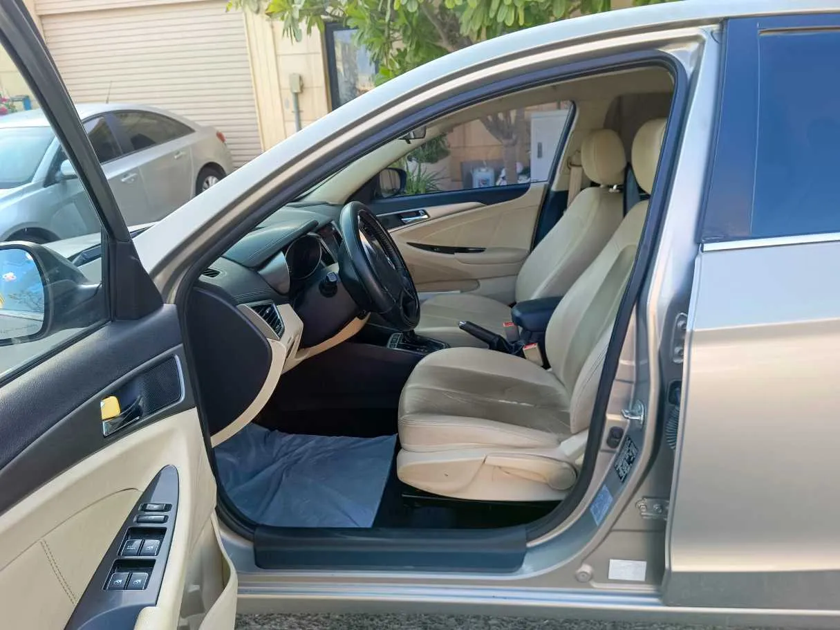 Car image 14