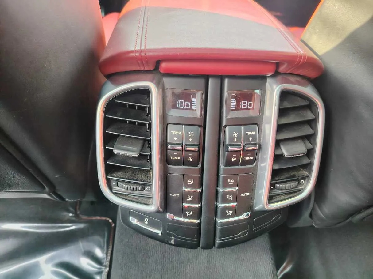 Car image 38