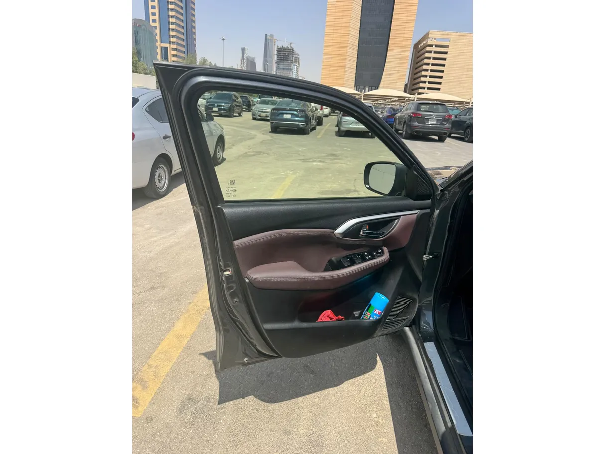 Car image 10