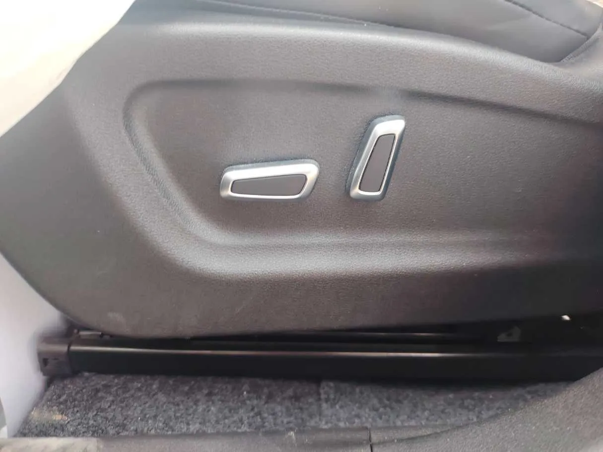 Car image 27
