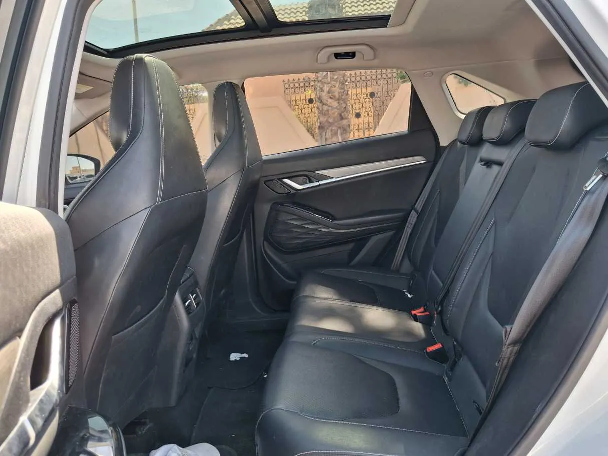 Car image 13