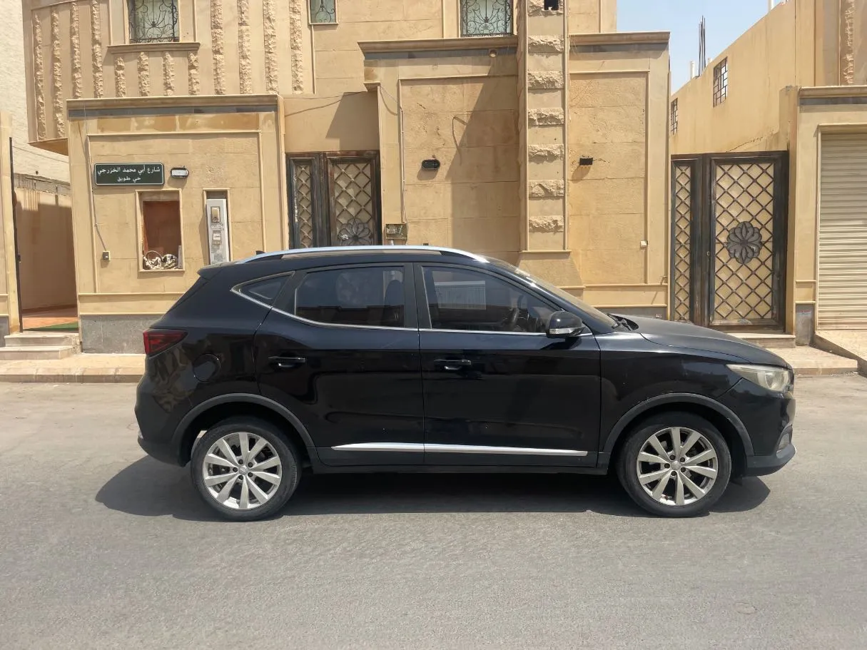 Car image 4