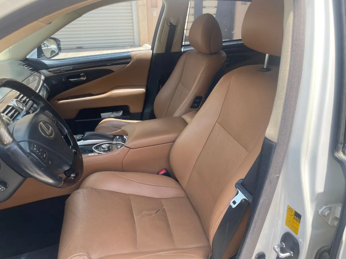 Car image 12