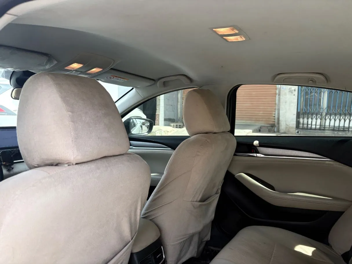 Car image 17