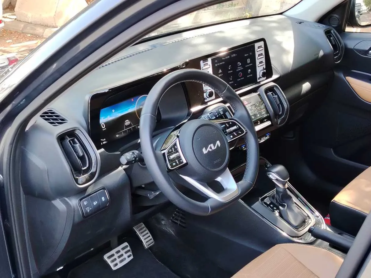 Car image 11