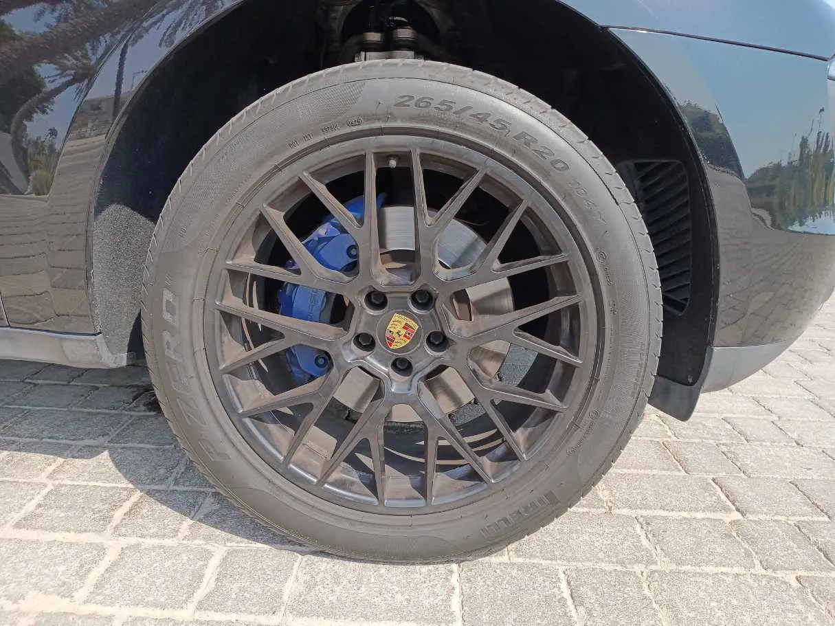 Car image 9