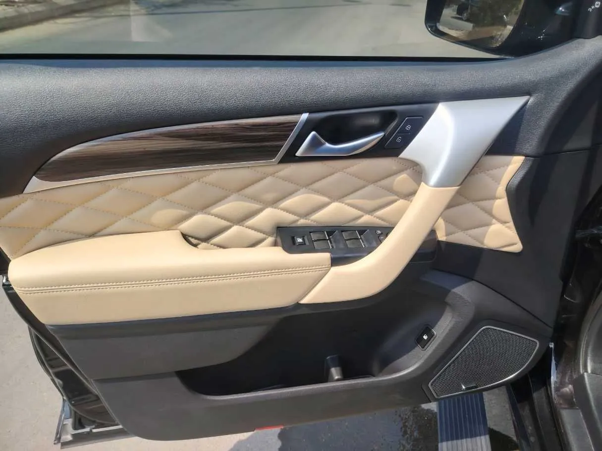 Car image 11