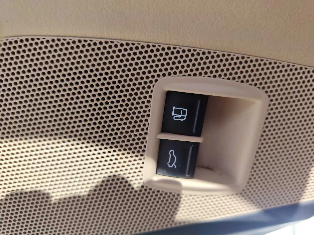 Car image 27