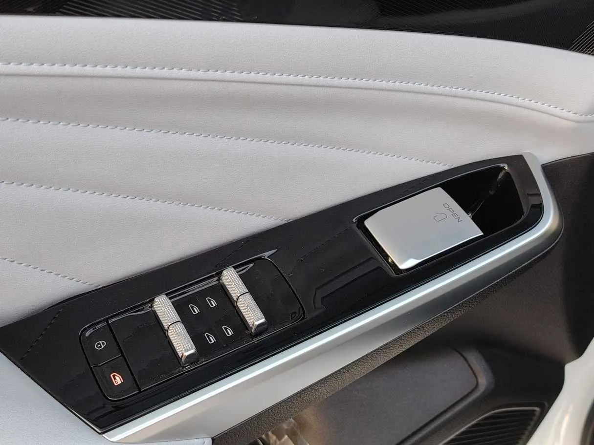Car image 32