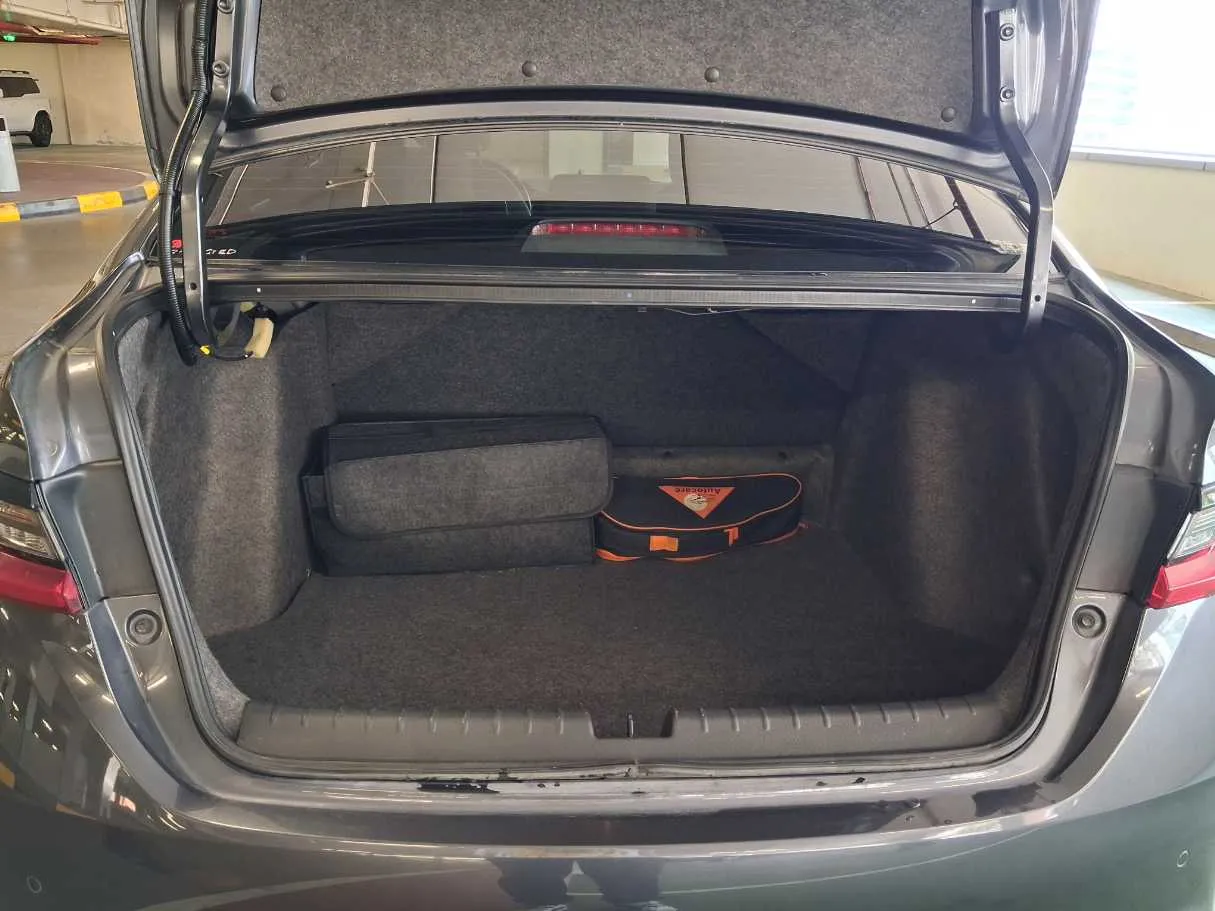 Car image 19