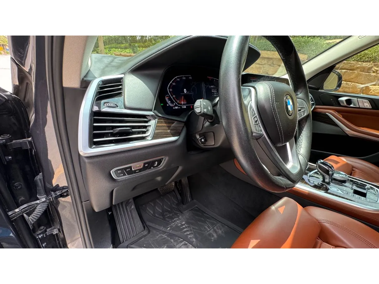 Car image 25