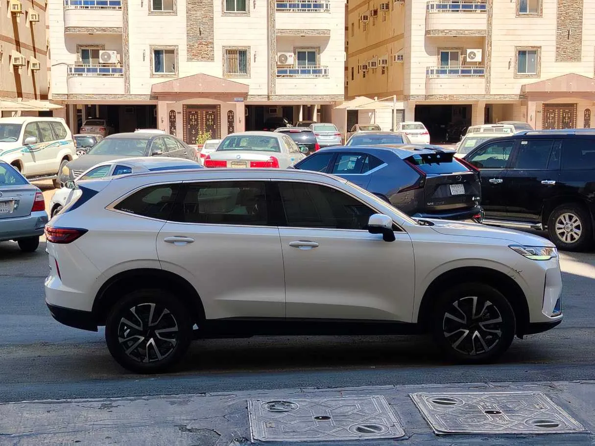 Car image 4