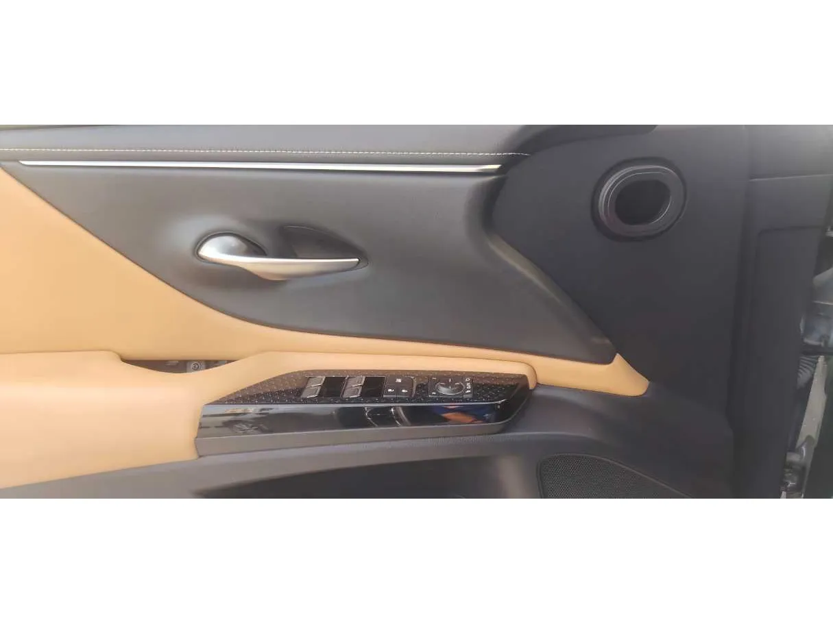 Car image 24