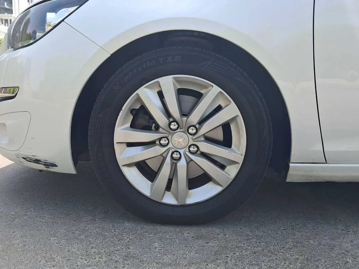 Car image 9