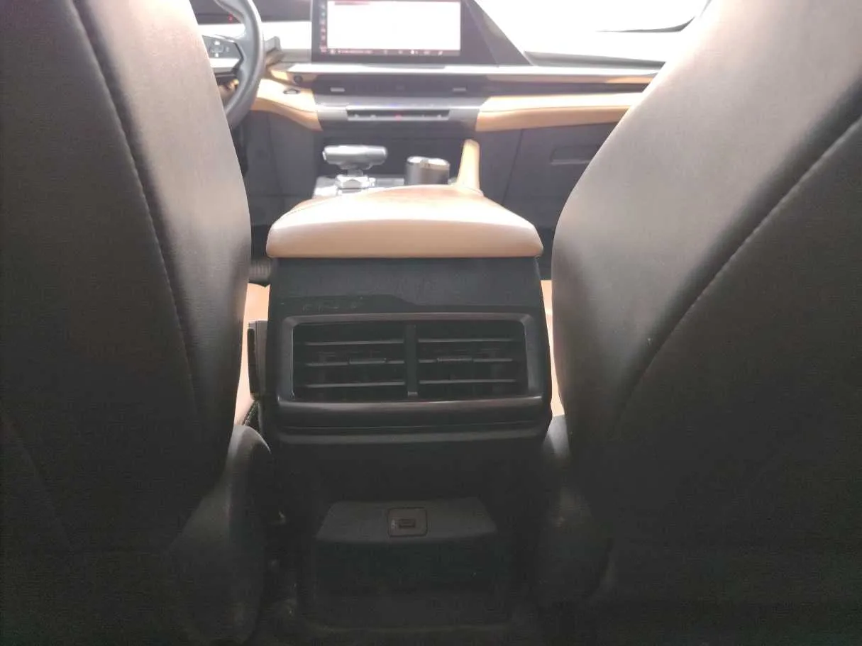 Car image 27
