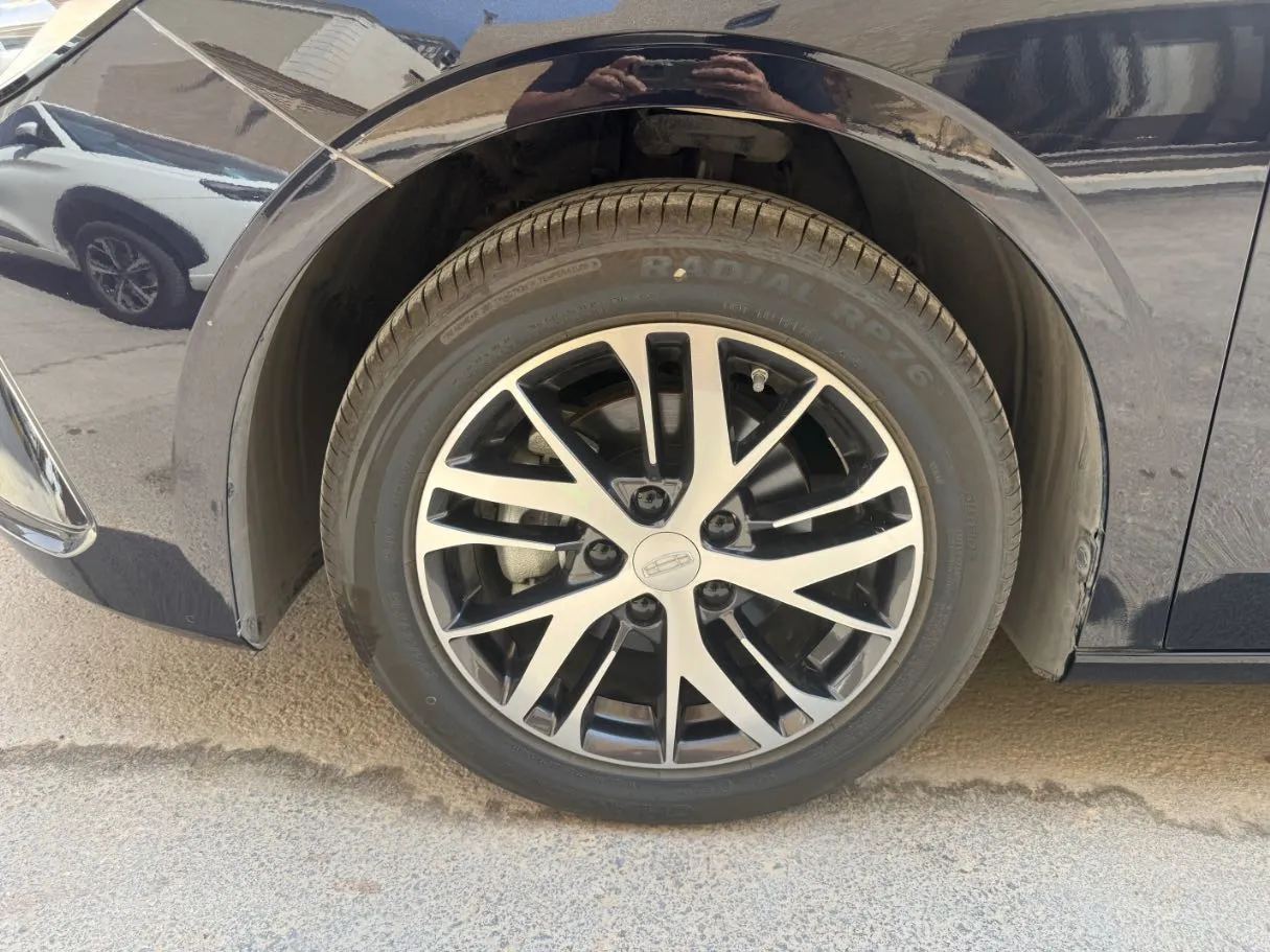 Car image 9