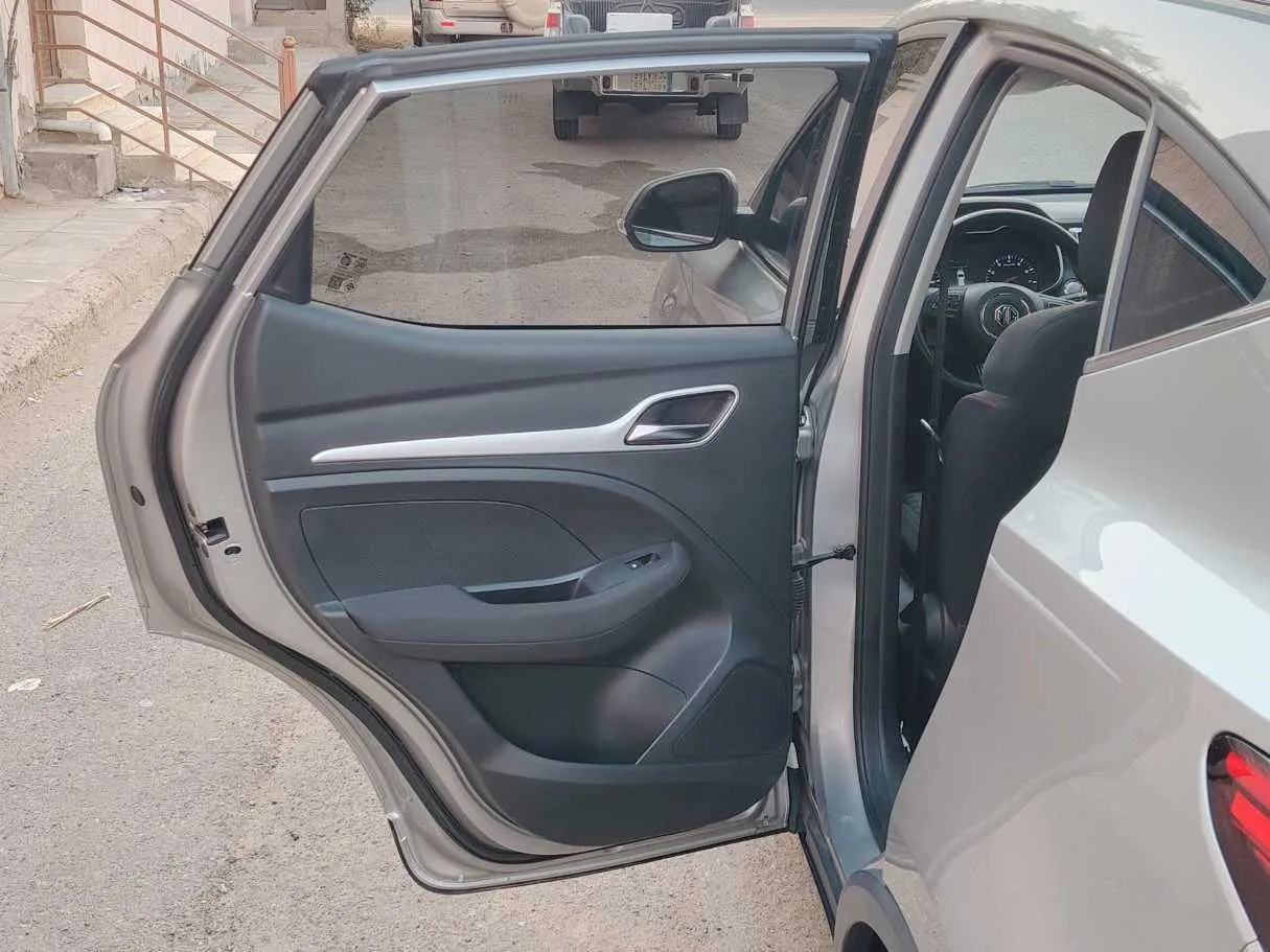 Car image 12