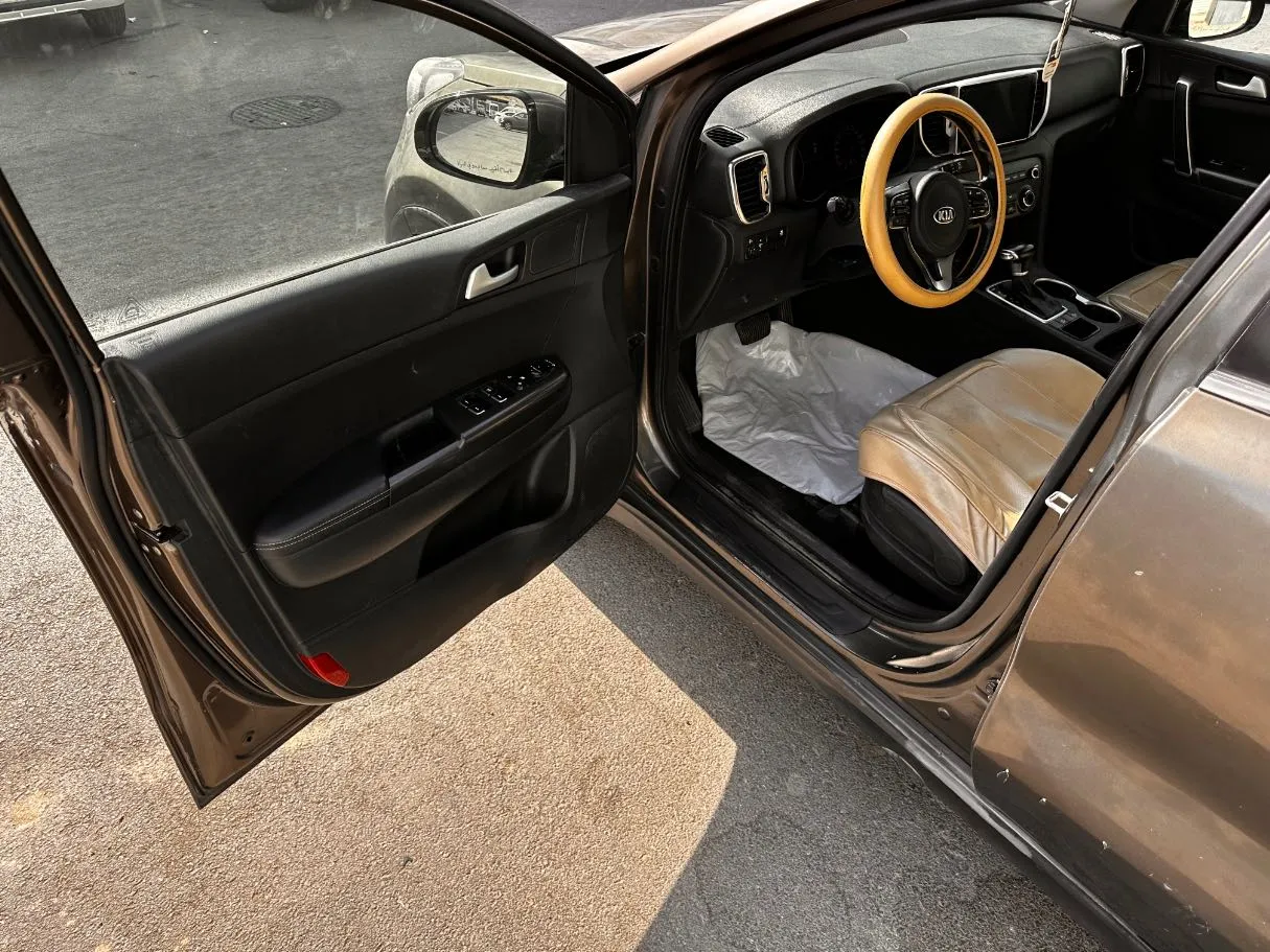 Car image 11