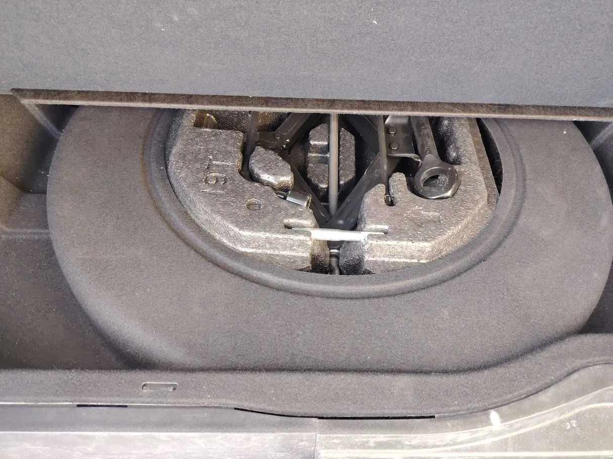 Car image 30