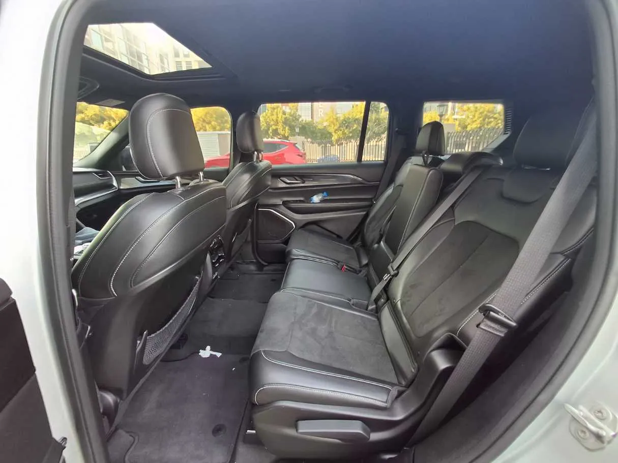 Car image 13