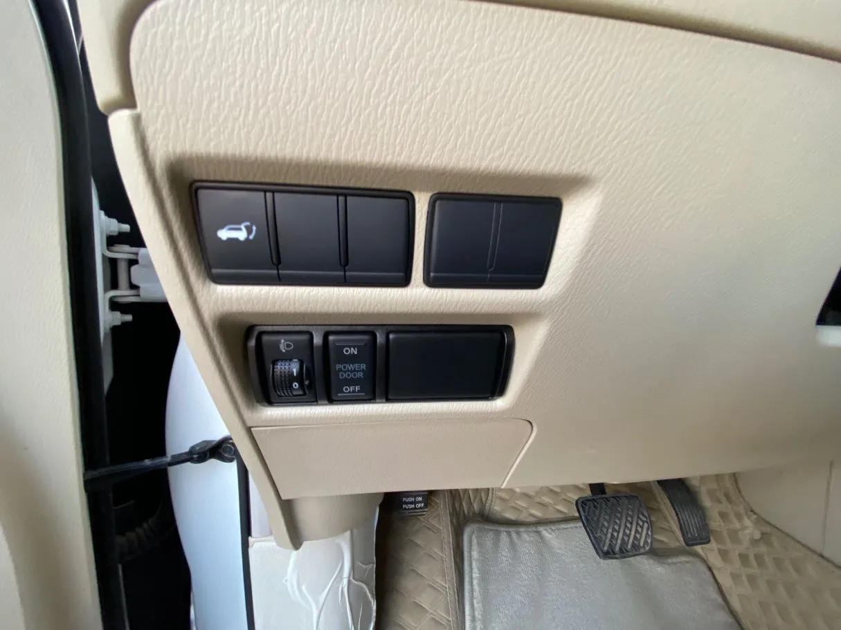 Car image 25
