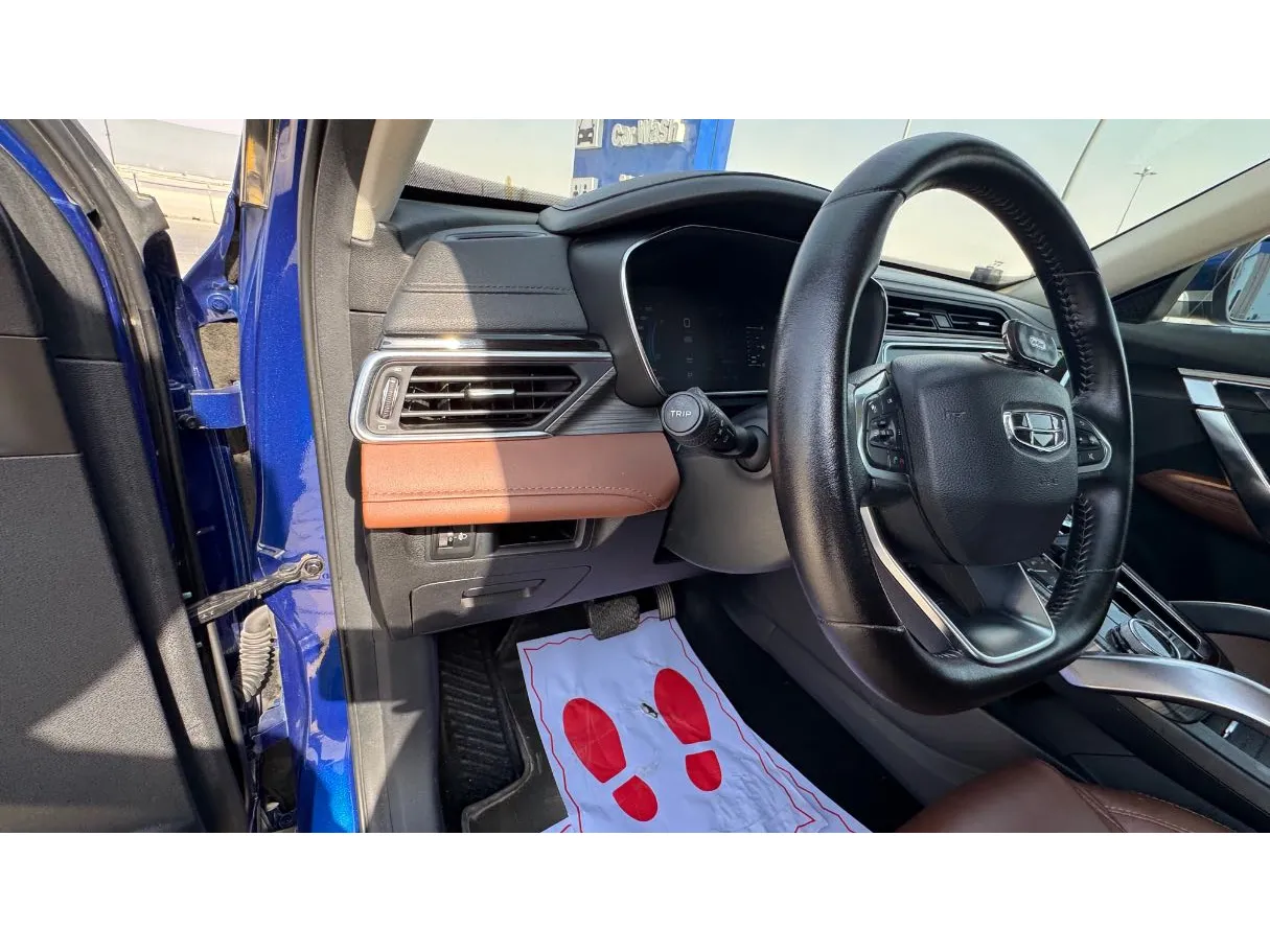 Car image 10