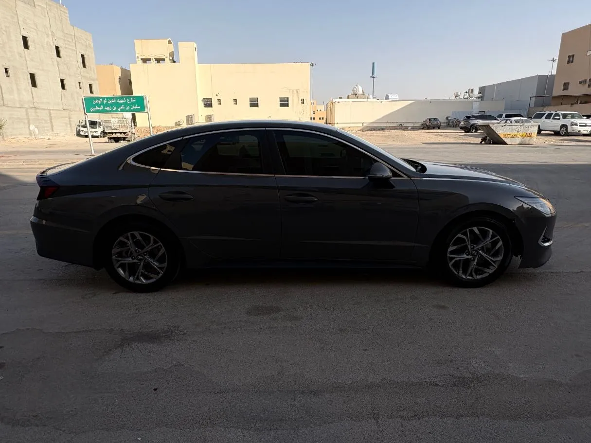 Car image 4