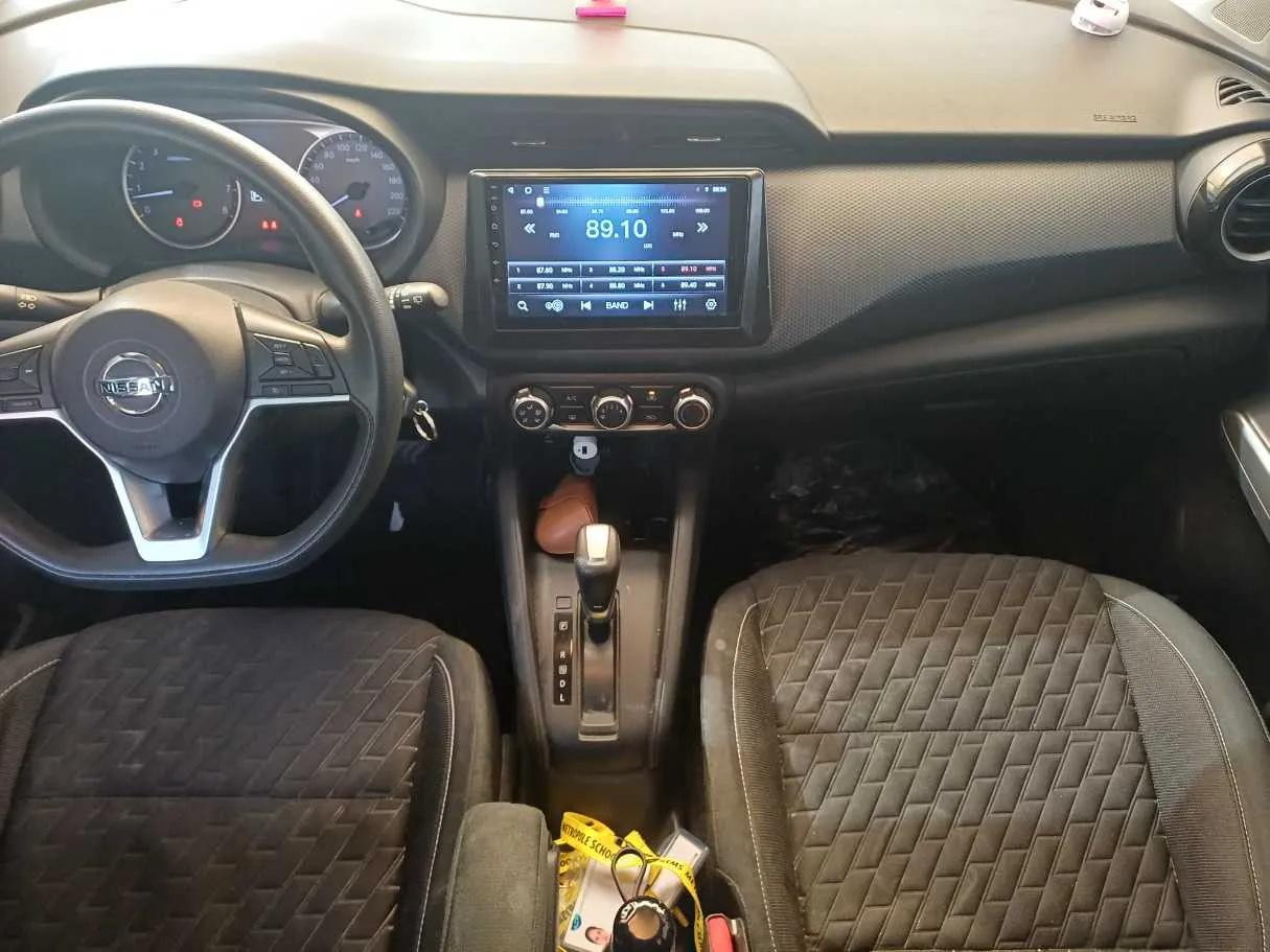 Car image 14