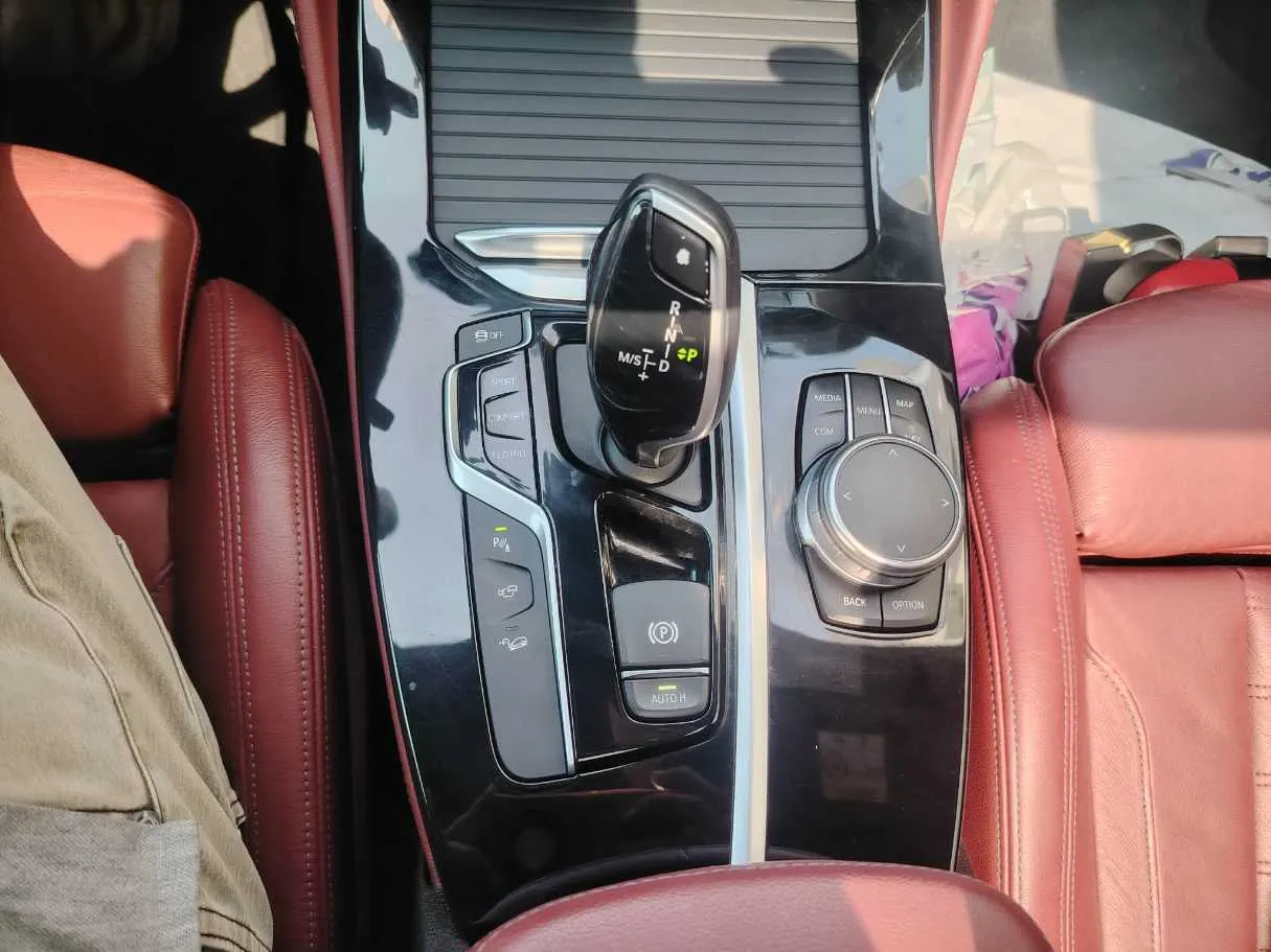 Car image 26