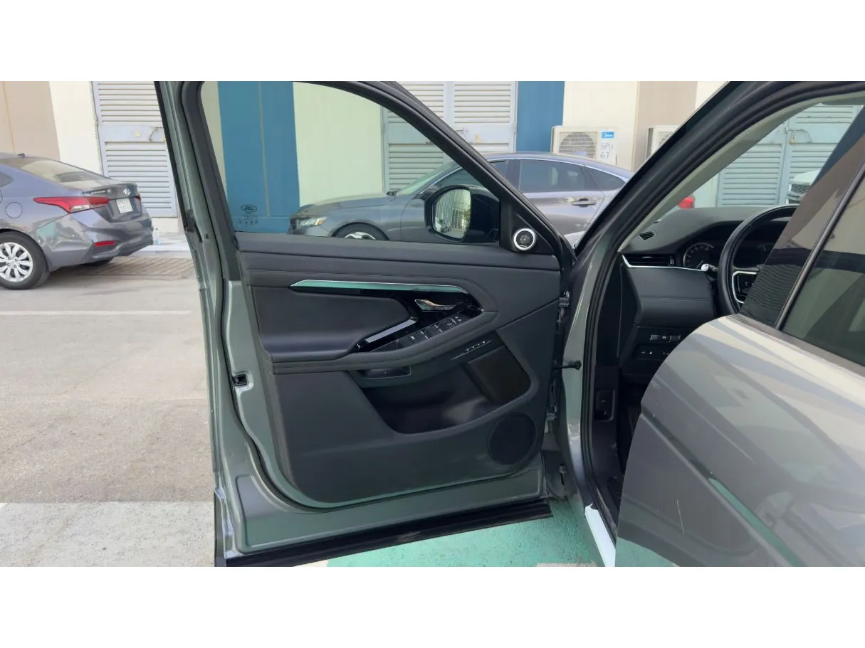 Car image 10