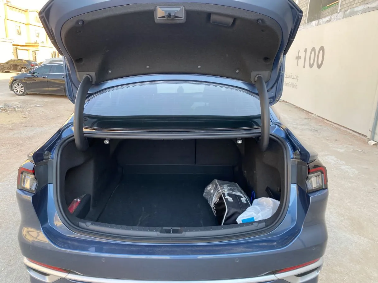 Car image 19