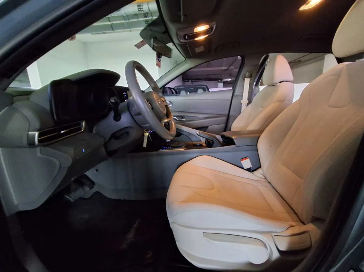 Car image 12