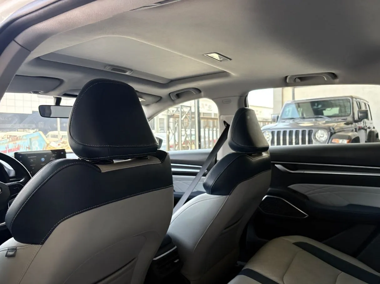 Car image 20